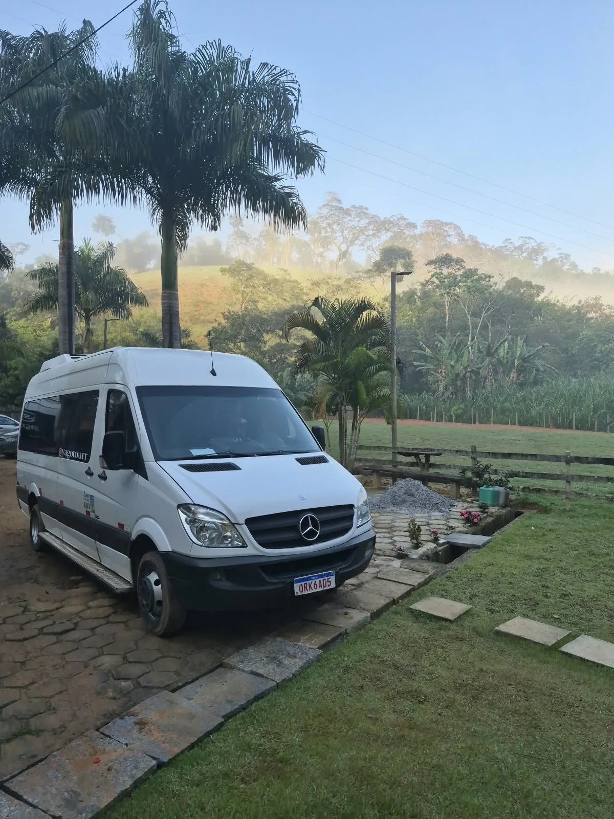 Van Yago Tour em área verde