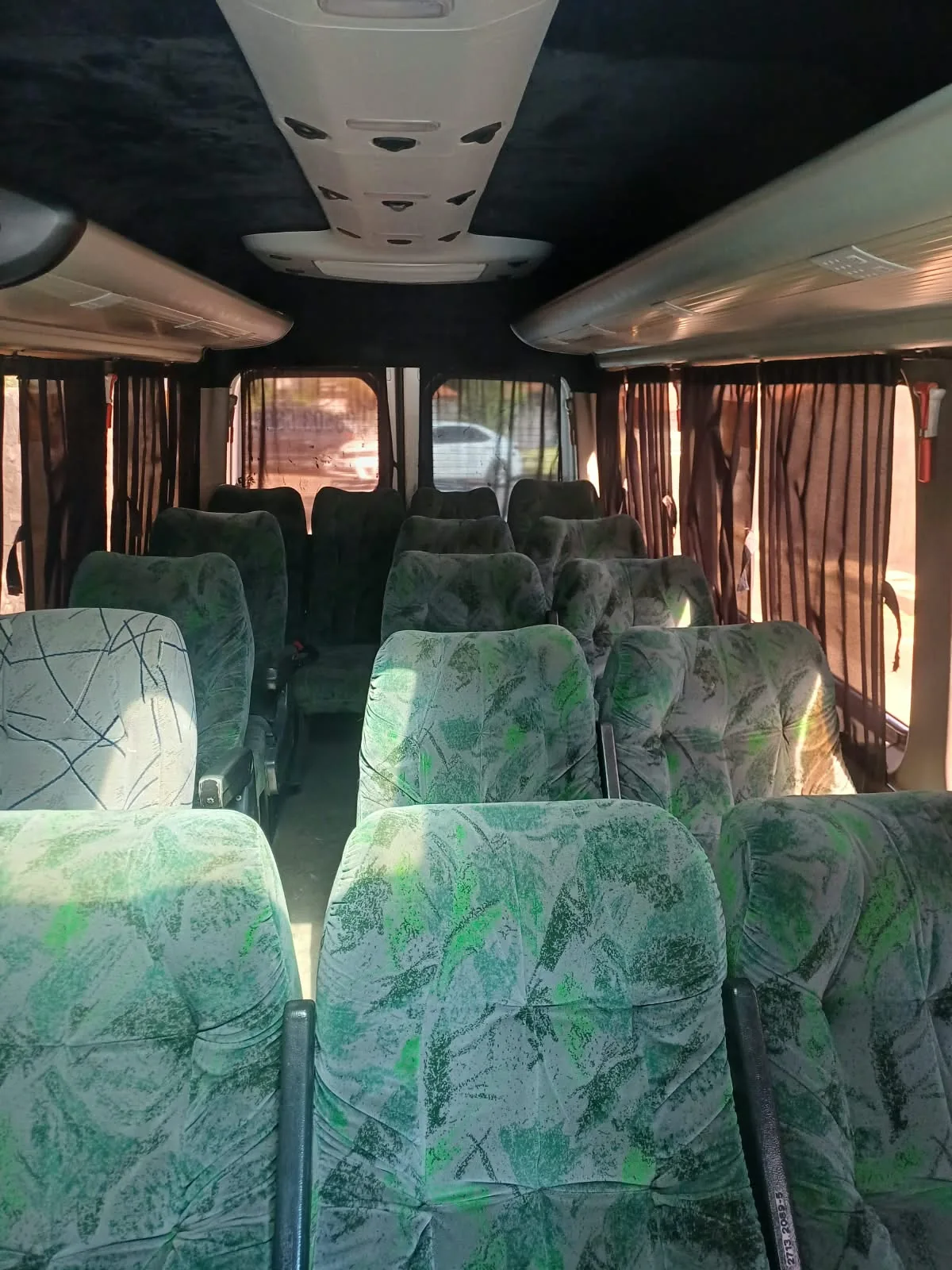 Interior da van com poltronas
