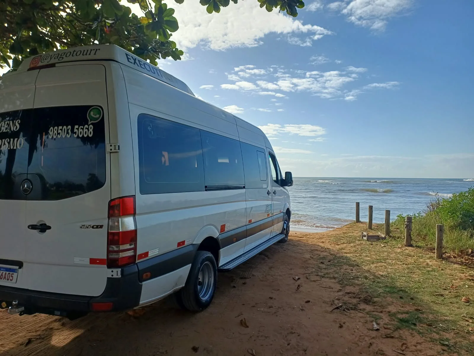 Van da Yago Tour estacionada à beira-mar